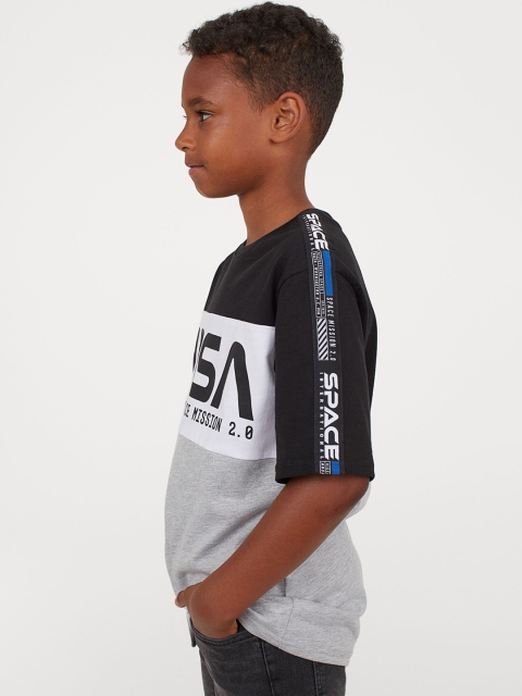 

H&M Boys Grey & Black Printed T-shirt