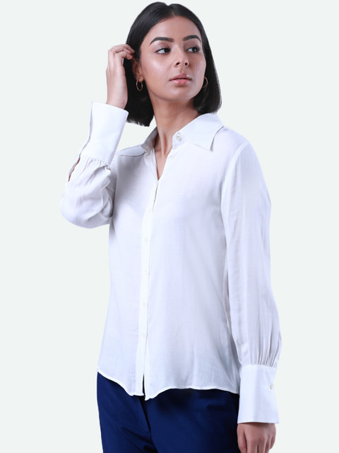 

QUA Women White Slim Fit Solid Casual Shirt