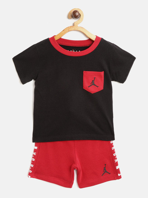 

Jordan Boys Black & Red Solid T-shirt with Shorts