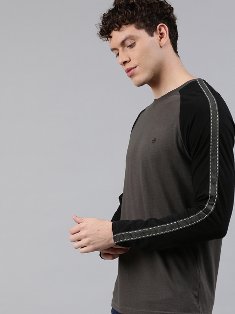 

WROGN Men Charcoal Grey Slim Fit Solid Round Neck T-shirt with Side Taping