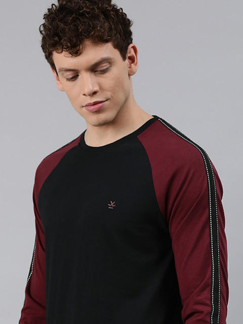

WROGN Men Black Slim Fit Solid Round Neck T-shirt with Side Taping