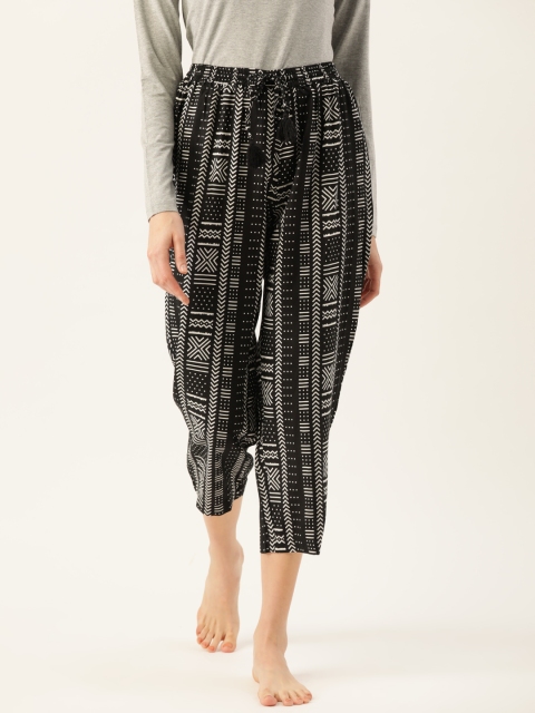 

ETC Women Black & White Geometric Printed Regular Fit Lounge Capris