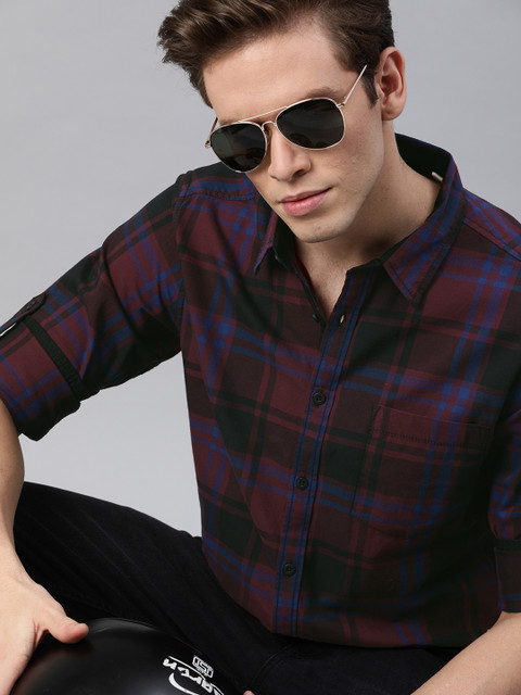 

Roadster Men Burgundy & Blue Regular Fit Checked Casual Shirt