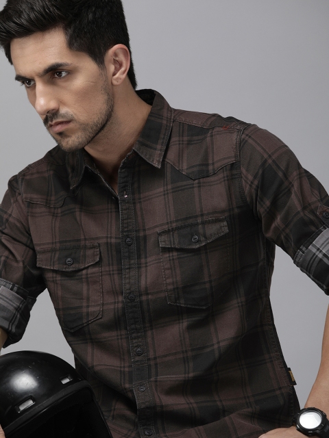 

Roadster Men Burgundy & Black Regular Fit Checked Casual Shirt