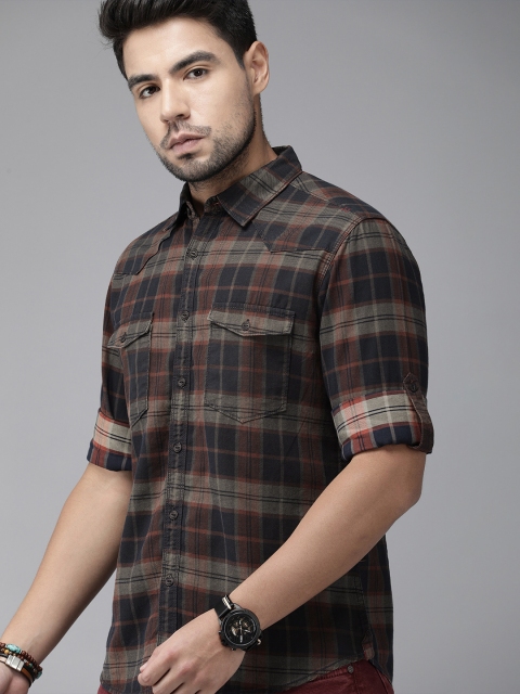 

Roadster Men Brown & Navy Blue Regular Fit Checked Casual Shirt