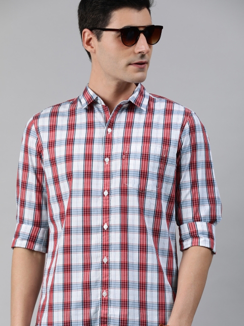 

Levis Men White & Red Slim Fit Checked Casual Shirt