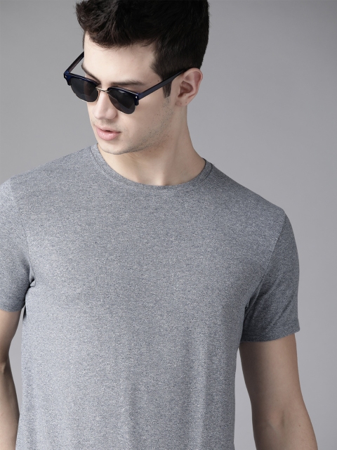 

Roadster Men Blue Grindle Effect Solid Round Neck T-shirt