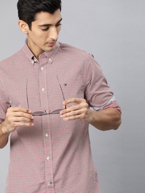 

Tommy Hilfiger Men Red & White Regular Fit Checked Casual Shirt