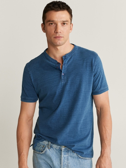 

MANGO MAN Blue Solid Henley Neck T-shirt