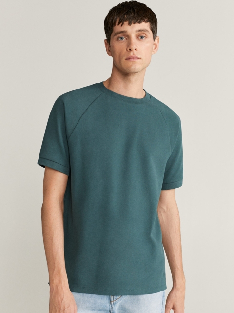 

MANGO MAN Green Solid Round Neck T-shirt