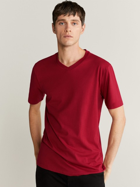 

MANGO MAN Maroon Solid V-Neck T-shirt