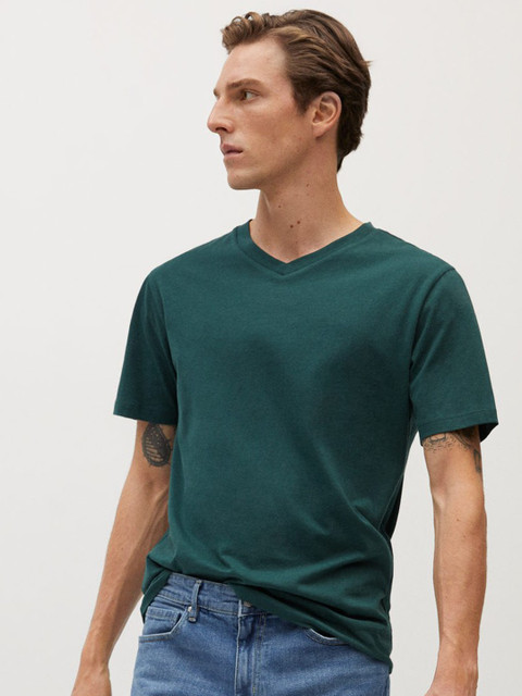 

MANGO MAN Green Solid V-Neck T-shirt