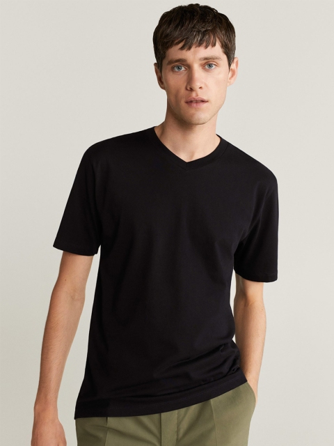 

MANGO MAN Black Solid V-Neck T-shirt