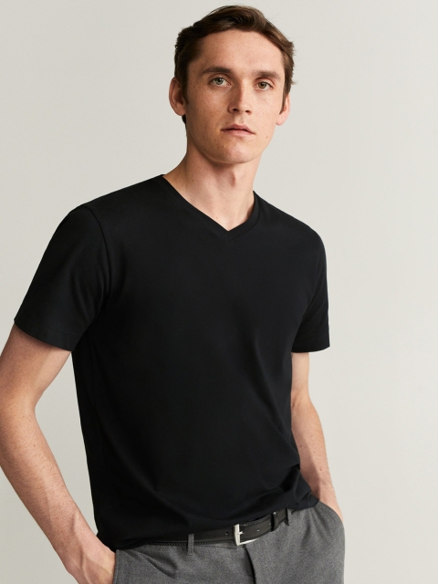 

MANGO MAN Black Solid V-Neck T-shirt