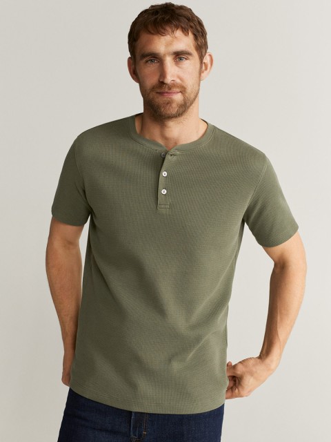 

MANGO MAN Olive Green Slim Fit Self Design Henley Neck T-shirt