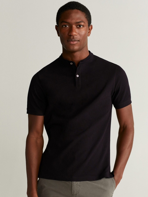 

MANGO MAN Black Solid Mandarin Collar T-shirt