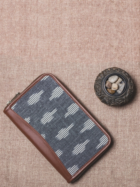 

ZOUK Women Grey & Off-White Printed Vegan Leather Zip Around Wallet