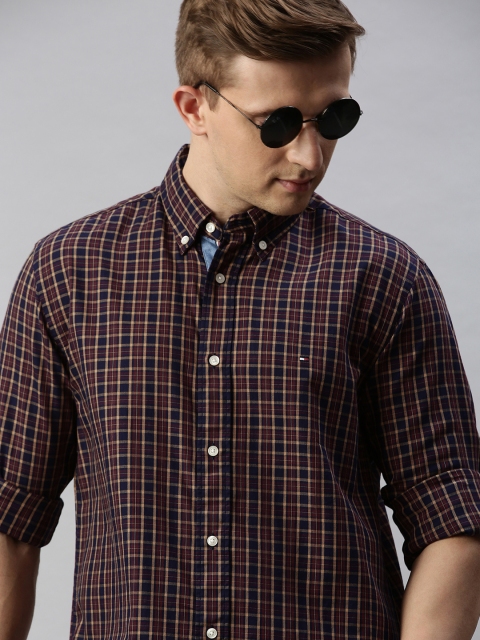 

Tommy Hilfiger Men Maroon & Navy Blue Regular Fit Checked Casual Shirt
