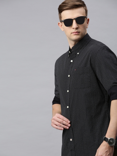 

Tommy Hilfiger Men Black & White Regular Fit Printed Casual Shirt
