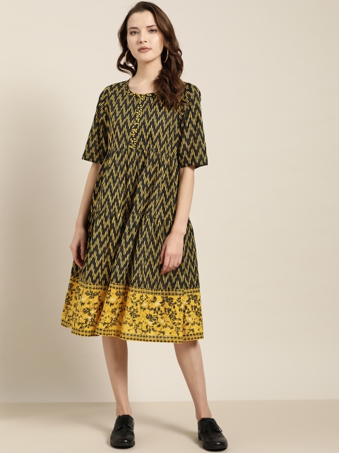 

Sangria Women Black & Mustard Yellow Chevron Print Tiered A-Line Dress