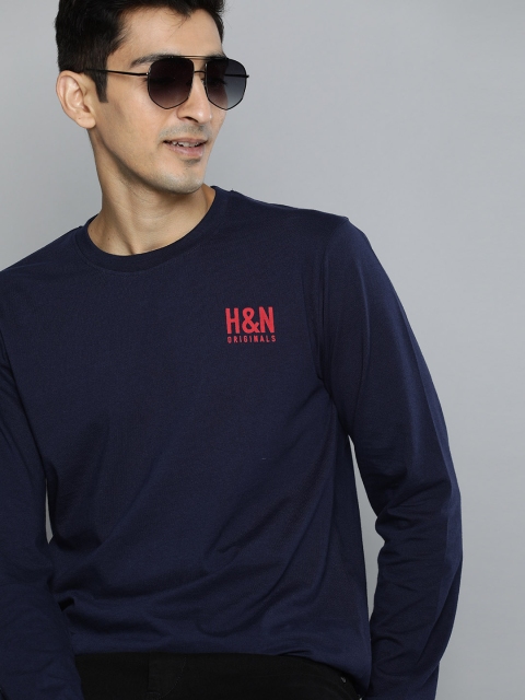 

HERE&NOW Men Navy Blue Solid Round Neck T-shirt with Print Detail