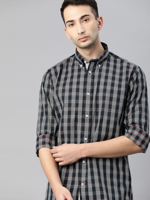 

Tommy Hilfiger Men Navy Blue & White Regular Fit Checked Casual Shirt