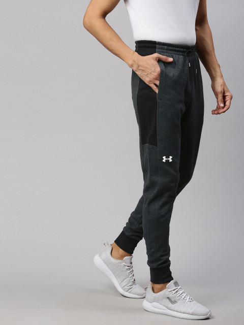 

UNDER ARMOUR Men's Black Solid Track Pants