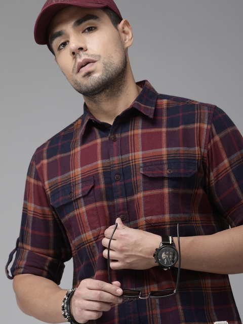 

Roadster Men Maroon & Navy Blue Regular Fit Checked Casual Shirt