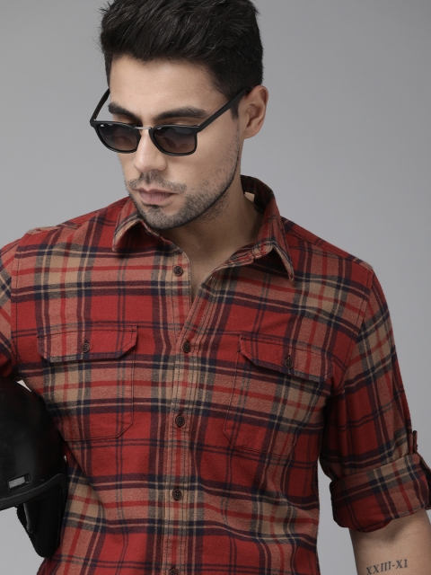 

Roadster Men Maroon & Beige Regular Fit Checked Casual Shirt