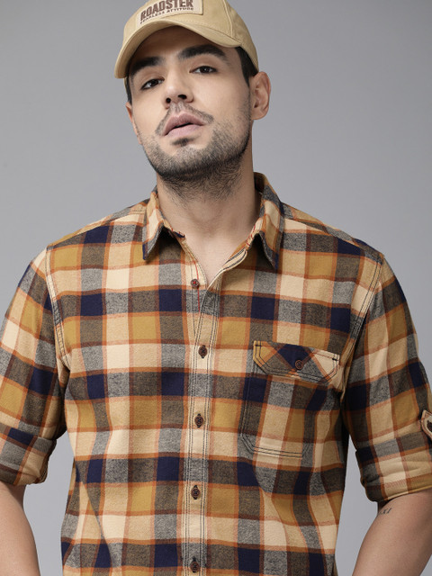 

Roadster Men Navy Blue & Beige Regular Fit Checked Casual Shirt