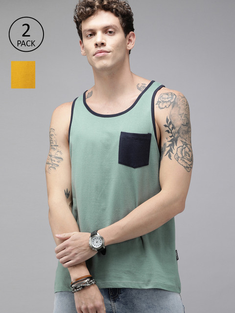 

Roadster Men Green Solid Scoop Neck T-shirt