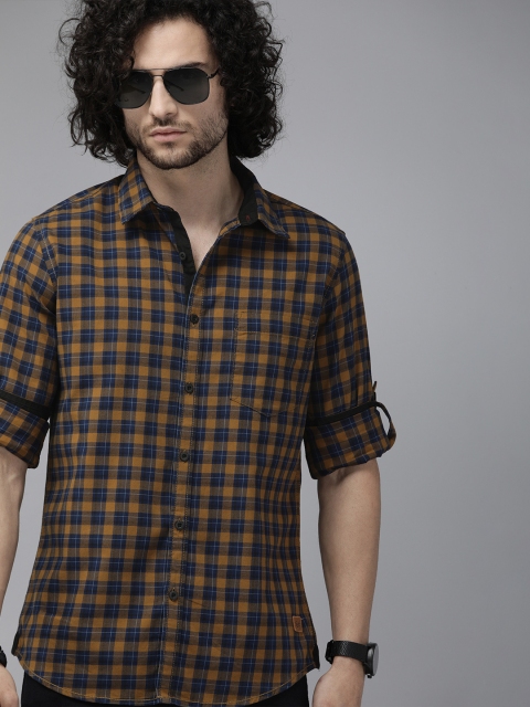 

Roadster Men Brown & Navy Blue Regular Fit Checked Casual Shirt