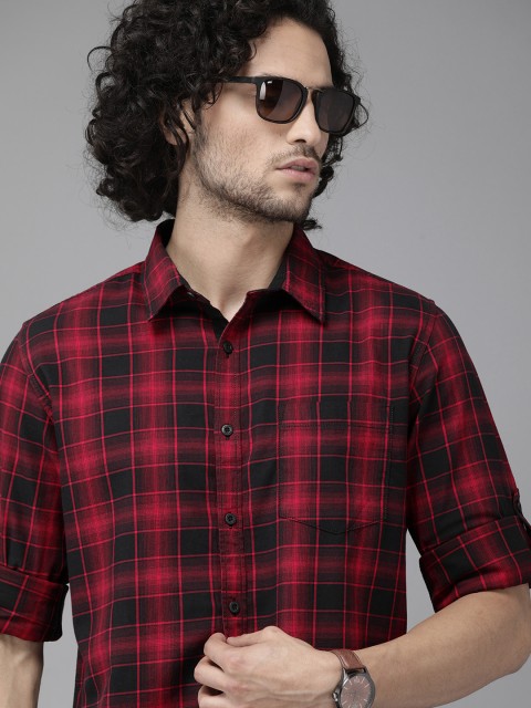

Roadster Men Red & Black Slim Fit Checked Casual Shirt