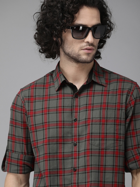 

Roadster Men Grey & Red Regular Fit Checked Casual Shirt