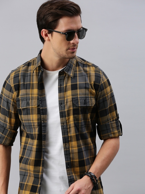 

Roadster Men Yellow & Black Regular Fit Checked Casual Shirt