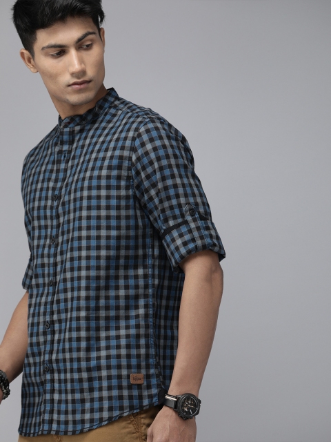 

Roadster Men Blue & Black Regular Fit Checked Casual Shirt