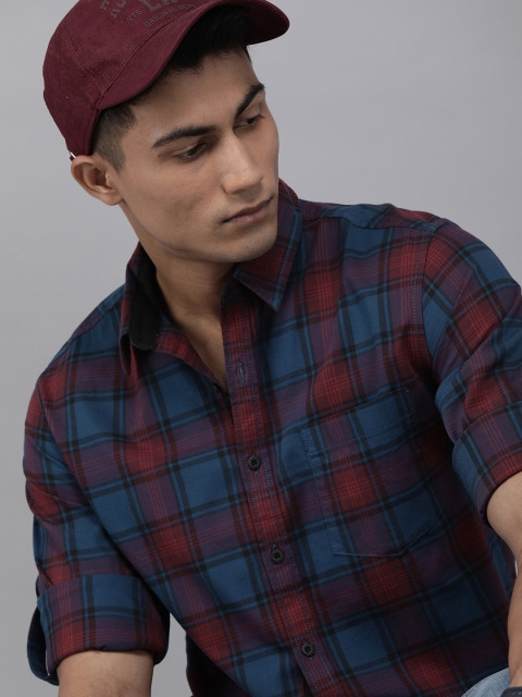 

Roadster Men Navy Blue & Maroon Regular Fit Checked Casual Shirt