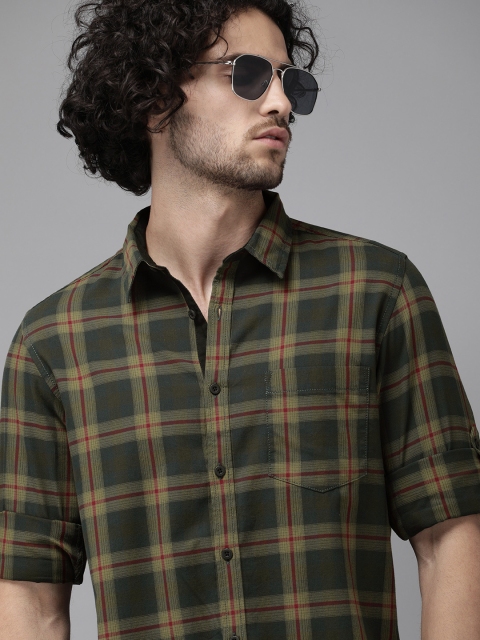 

Roadster Men Green & Red Slim Fit Checked Casual Shirt