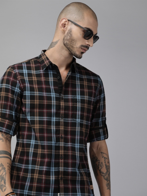 

Roadster Men Black & Red Slim Fit Checked Casual Shirt