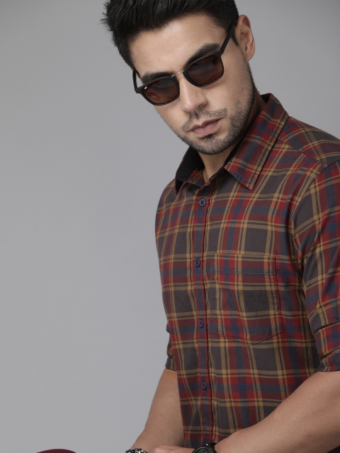 

Roadster Men Brown & Maroon Regular Fit Checked Casual Shirt