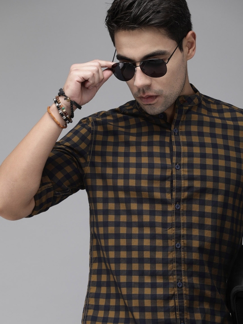 

Roadster Men Brown Regular Fit Checked Casual Shirt