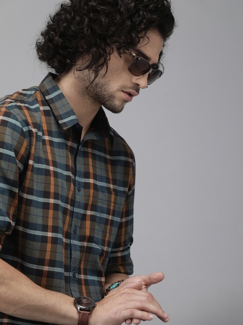 

Roadster Men Grey & Blue Regular Fit Checked Casual Shirt