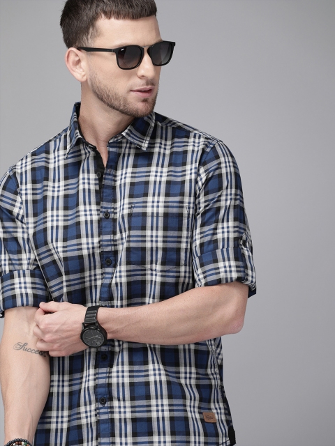 

Roadster Men White & Navy Blue Regular Fit Checked Casual Shirt
