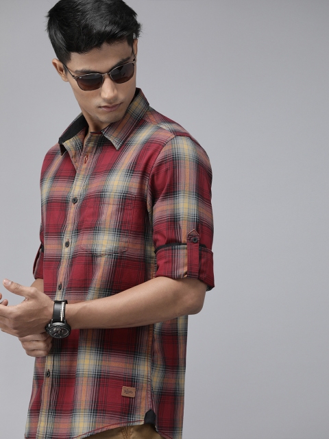 

Roadster Men Red & Black Slim Fit Checked Casual Shirt