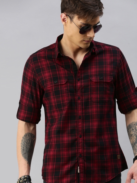 

Roadster Men Red & Black Regular Fit Checked Casual Shirt