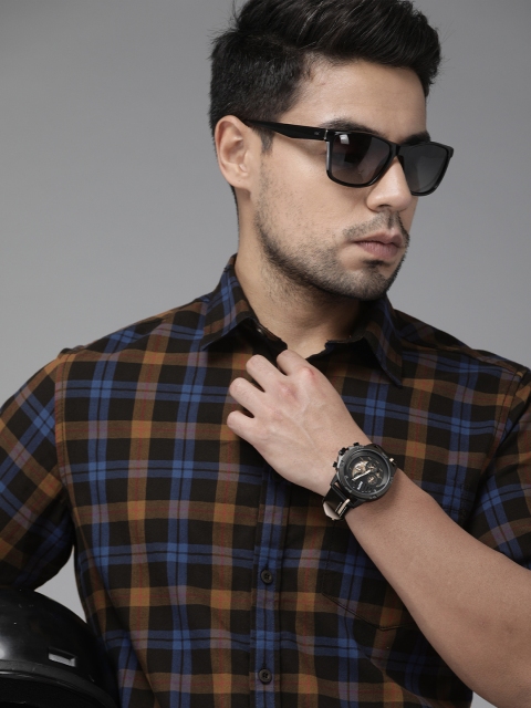

Roadster Men Black & Navy Blue Regular Fit Checked Casual Shirt