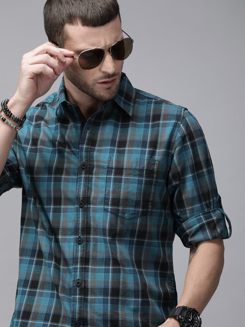

Roadster Men Blue & Black Regular Fit Checked Casual Shirt