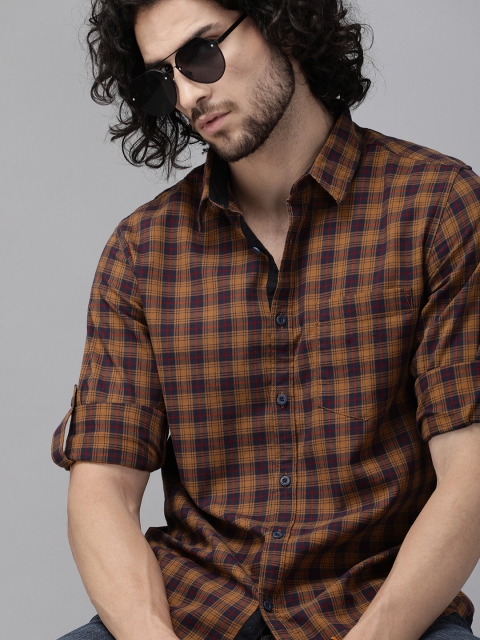

Roadster Men Brown & Black Regular Fit Checked Casual Shirt