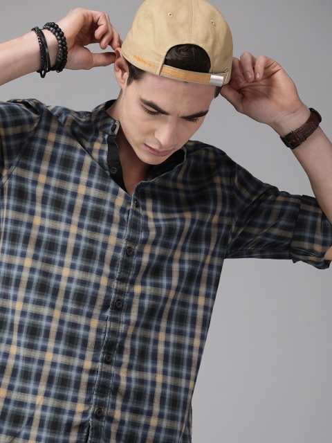 

Roadster Men Blue & Beige Regular Fit Checked Casual Shirt