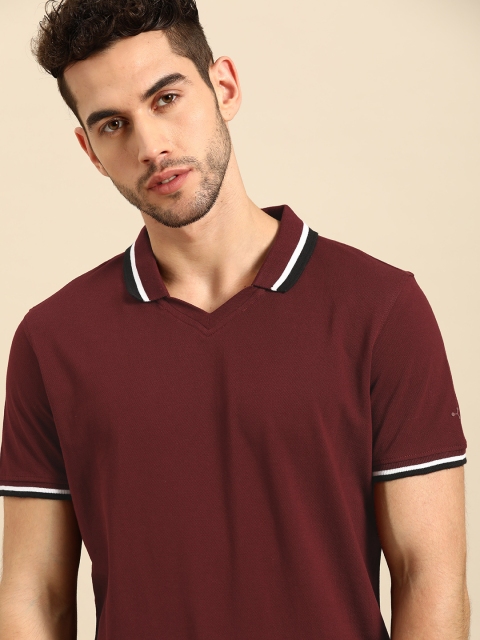 

ether Men Burgundy Solid Pure Cotton Spread Collar T-shirt